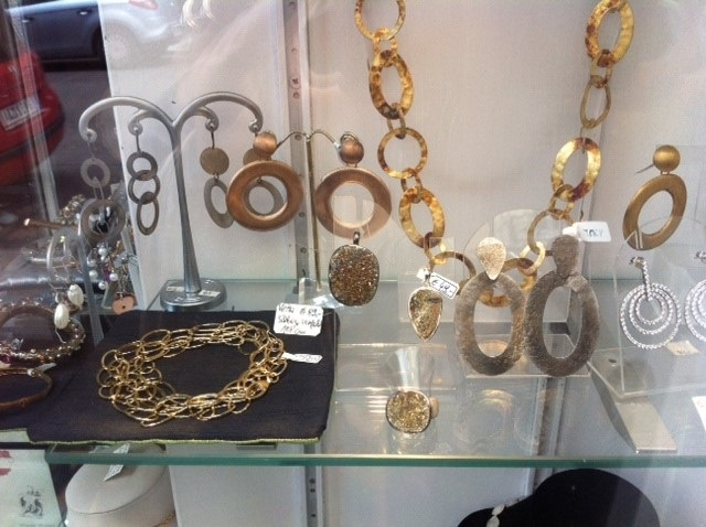 just-one-of-the-many-cool-jewelry-stores-in-vienna.jpg